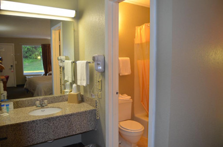 Travel Inn Kingsport - Guest Bathroom